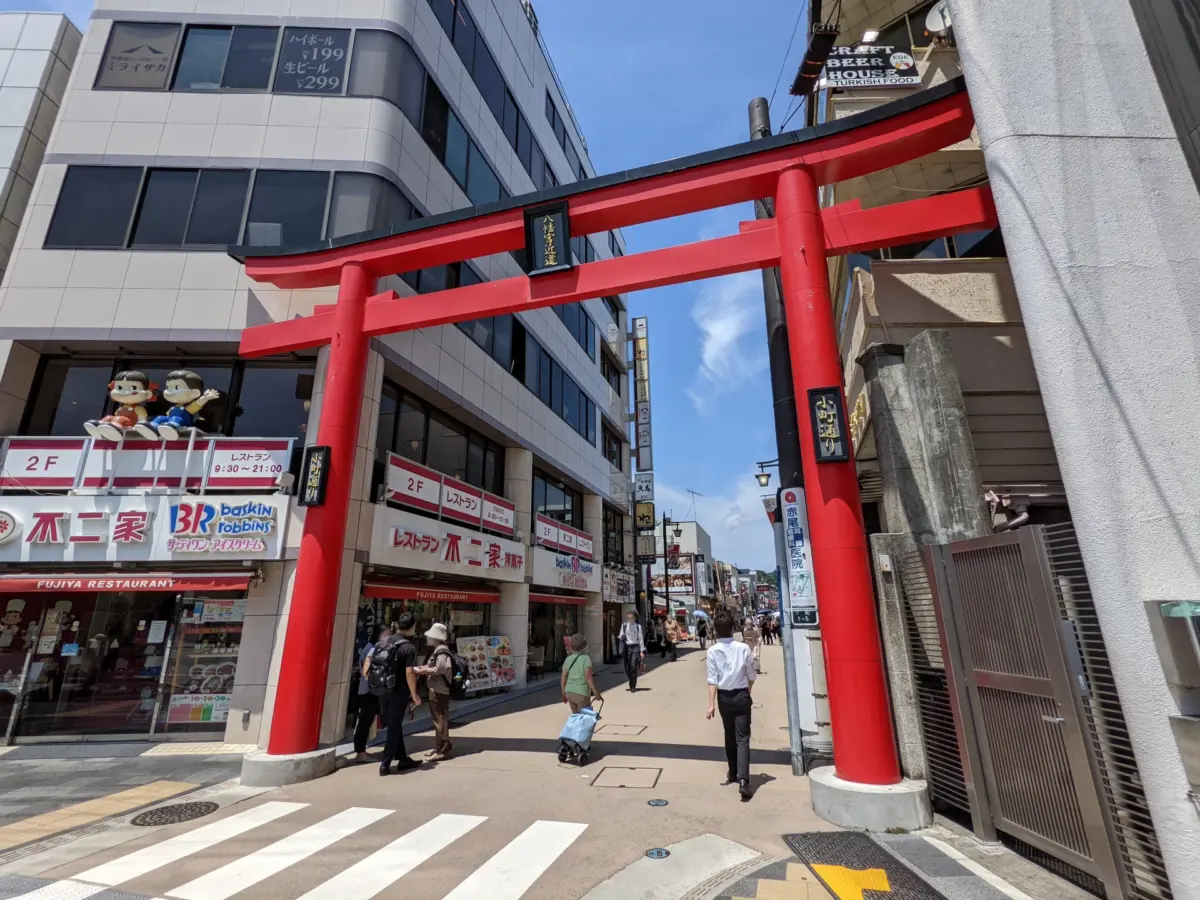 Food stalls selling matcha ice cream and snacks on Komachi Street.