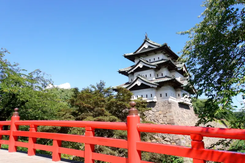  Hirosaki Castle surrounded by blooming cherry blossoms.
