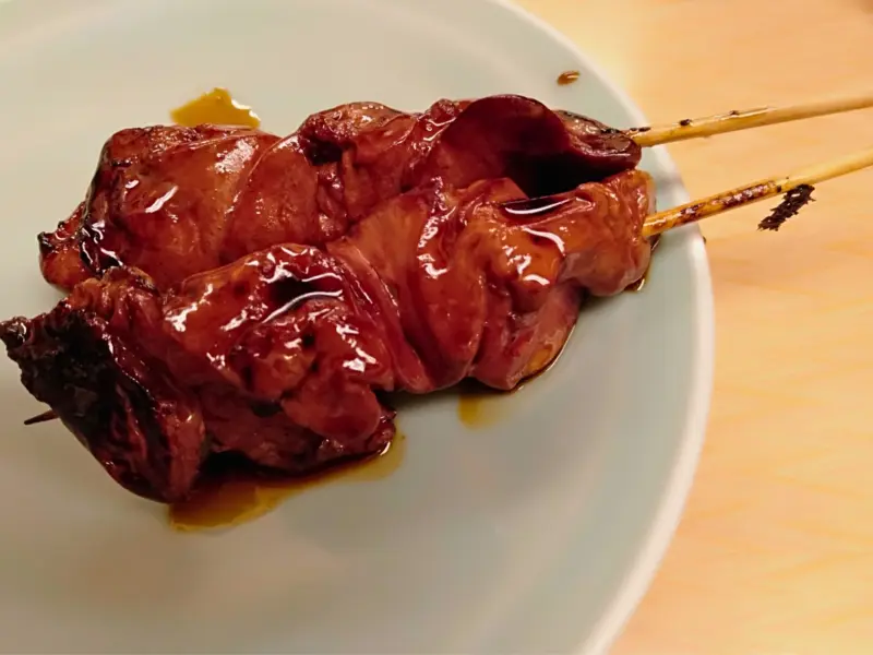  Glazed chicken liver skewers with sesame seeds