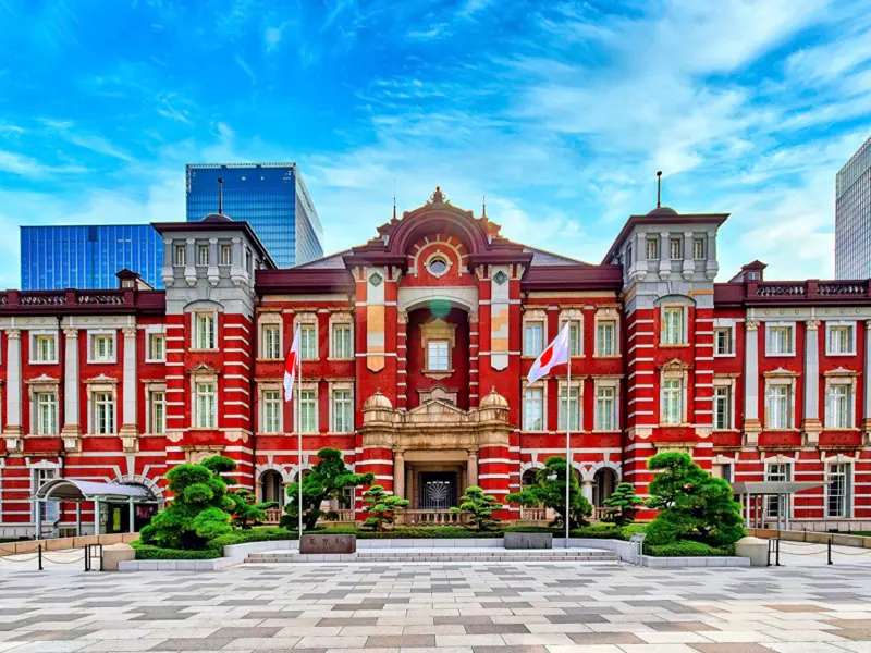  Travelers exiting the Narita Express at Tokyo Station.