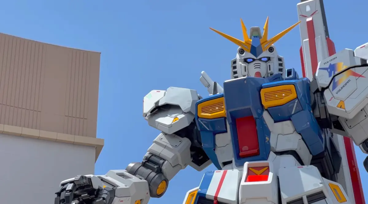 RX-93ff ν Gundam statue in Fukuoka
