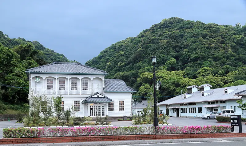 Sengan-en Starbucks with views of Sakurajima volcano in Kagoshima