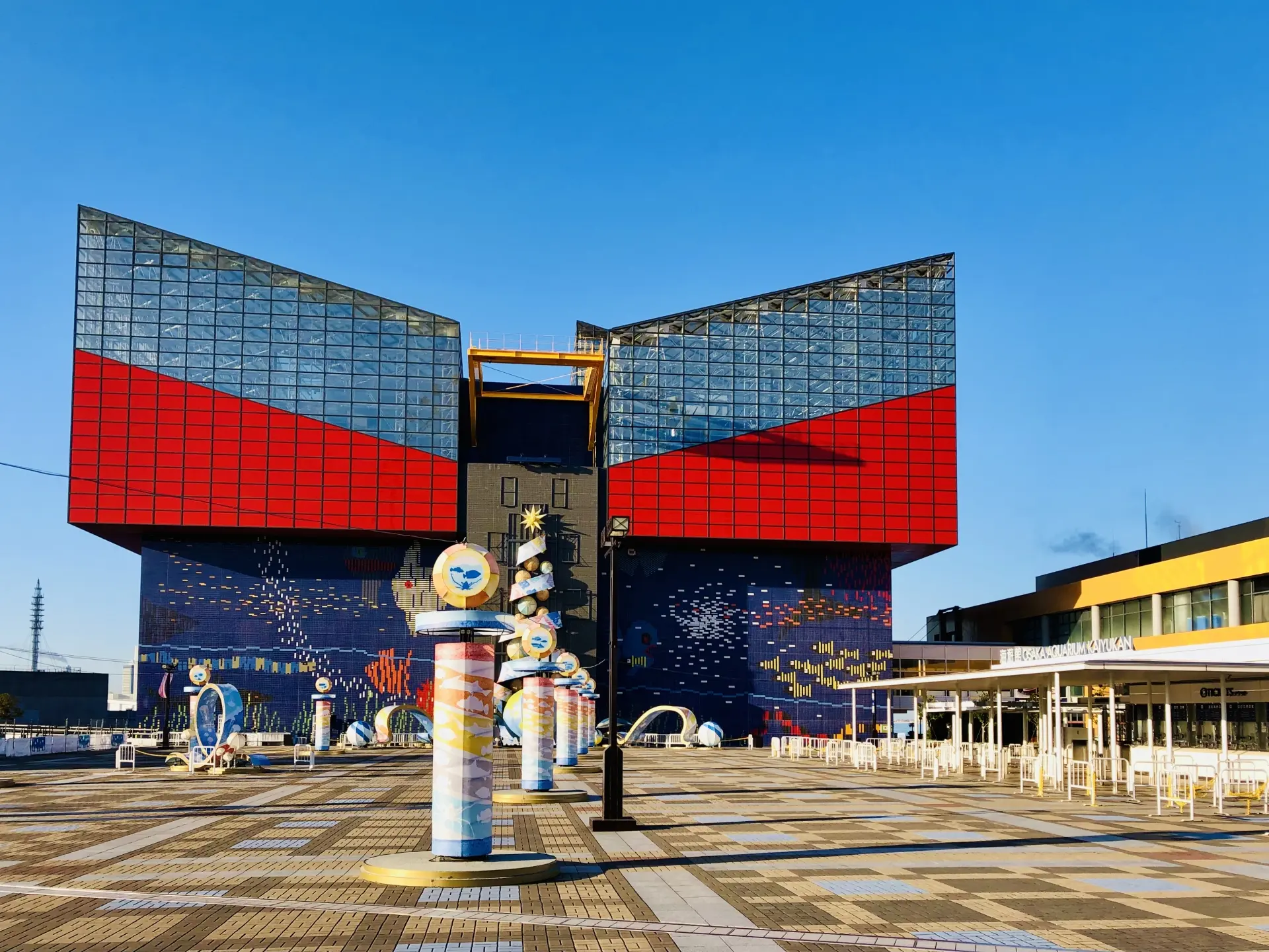 The outside view of Kaiyukan Aquarium