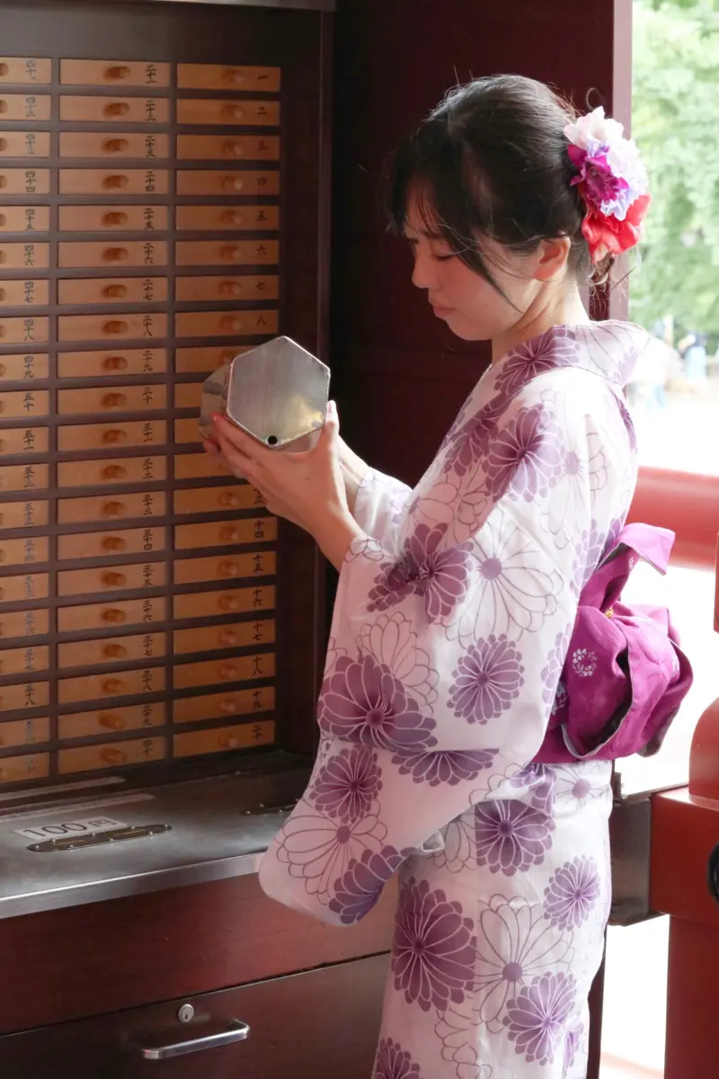 Woman drawing a fortune