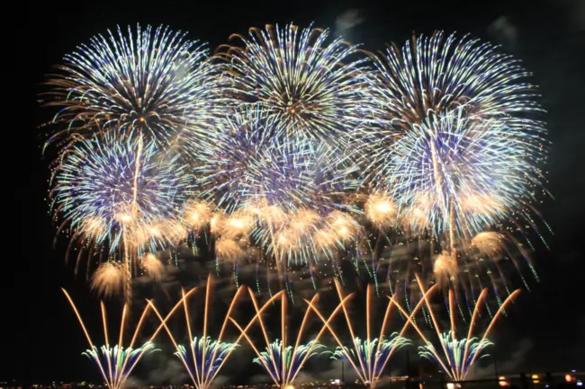 Brilliant fireworks lighting up the night sky during Nagaoka’s annual festival.