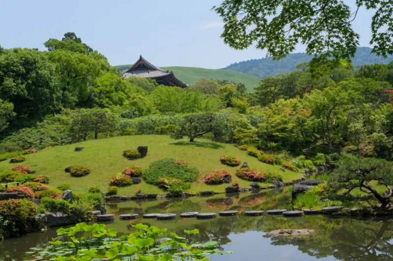 Rear garden of Isuien with a view of Mount Wakakusa in Nara.
