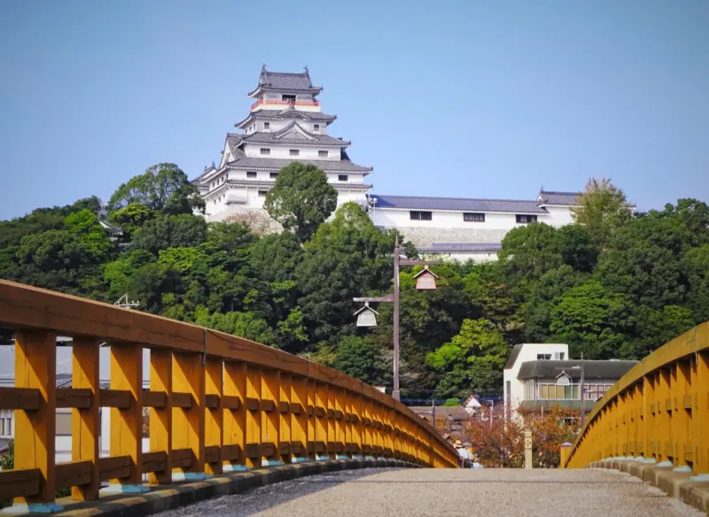  Karatsu Castle perched on a hill with panoramic views of Karatsu Bay.