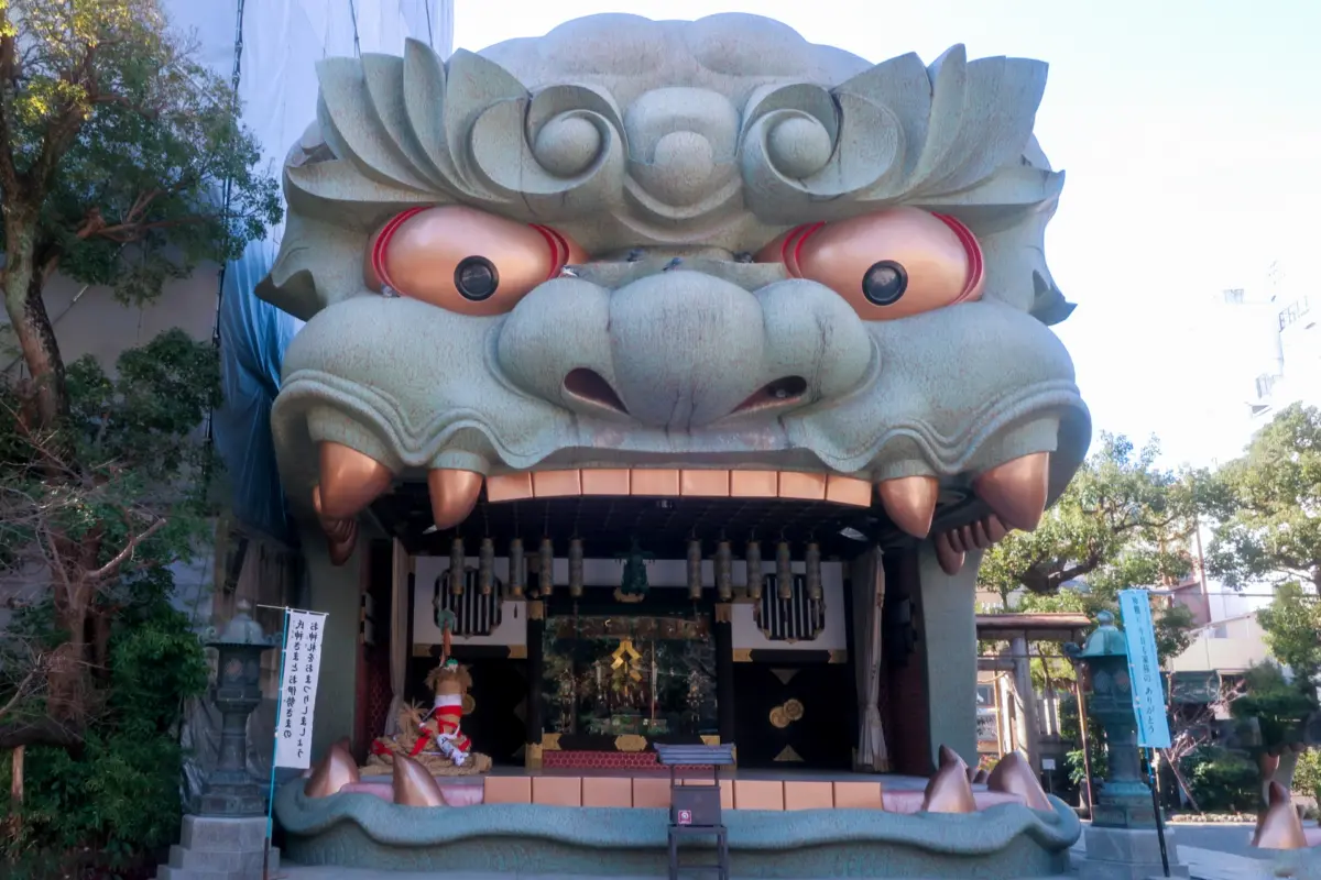 The iconic lion-head-shaped hall at Namba Yasaka Shrine, a unique and popular tourist spot in Osaka.