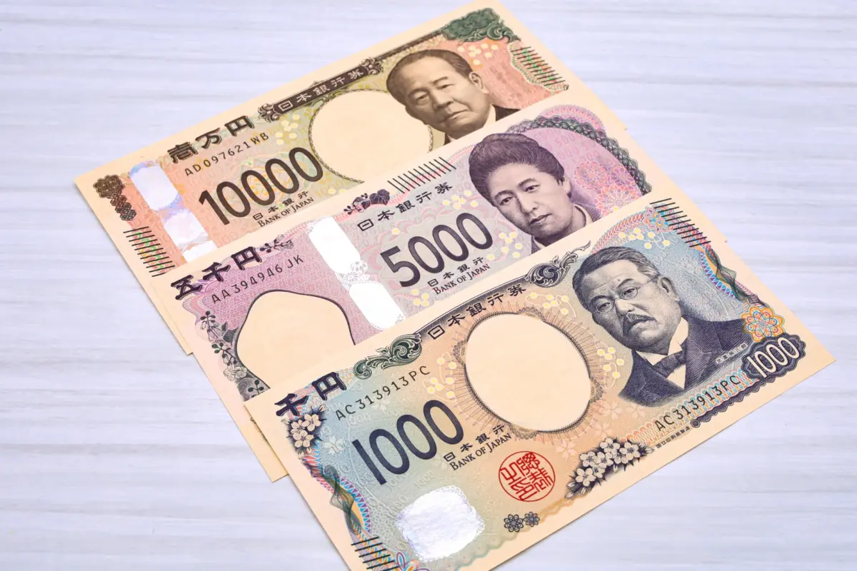  Japanese yen, showing coins and colorful banknotes.