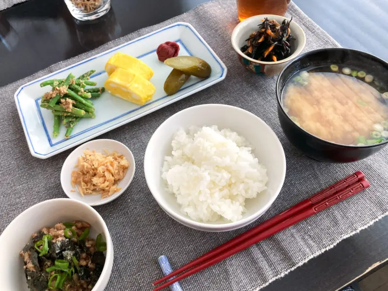  A beautifully plated washoku meal with rice, miso soup, pickles, and grilled fish.