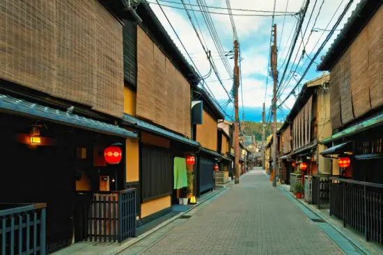 Hanamikoji Street in Gion, showcasing traditional wooden houses and a serene atmosphere.