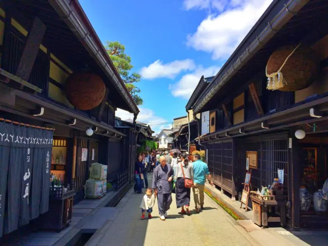 The charming streets of Sanmachi Suji in Takayama, preserving Japan’s Edo-period atmosphere.