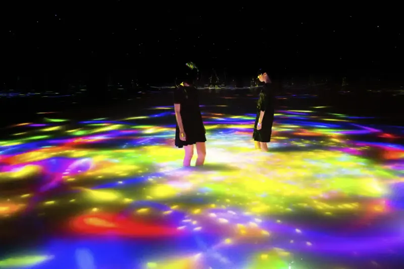 Immersive digital art installation at teamLab Planets TOKYO.
