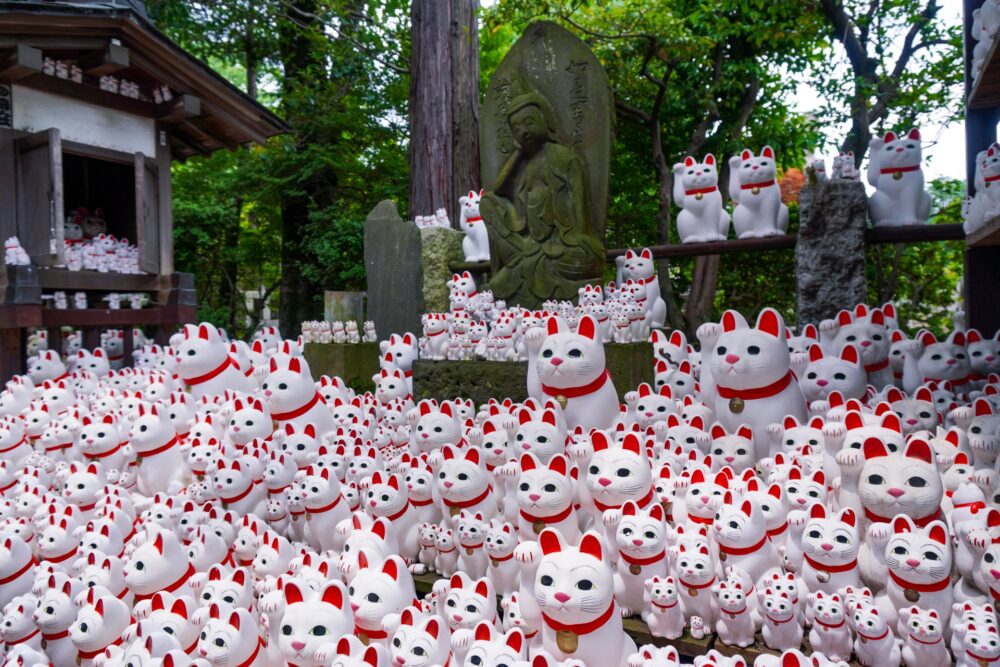A lucky cat raising its paw to invite a feudal lord into a temple.