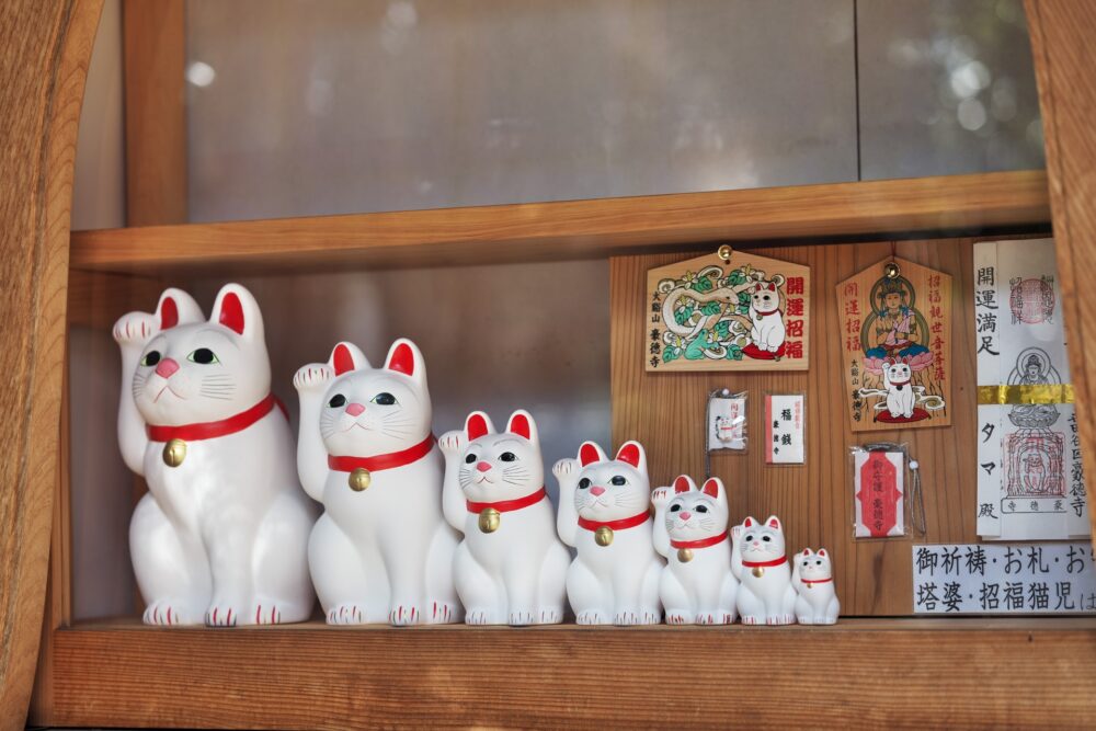 A lucky cat raising its paw to invite a feudal lord into a temple.